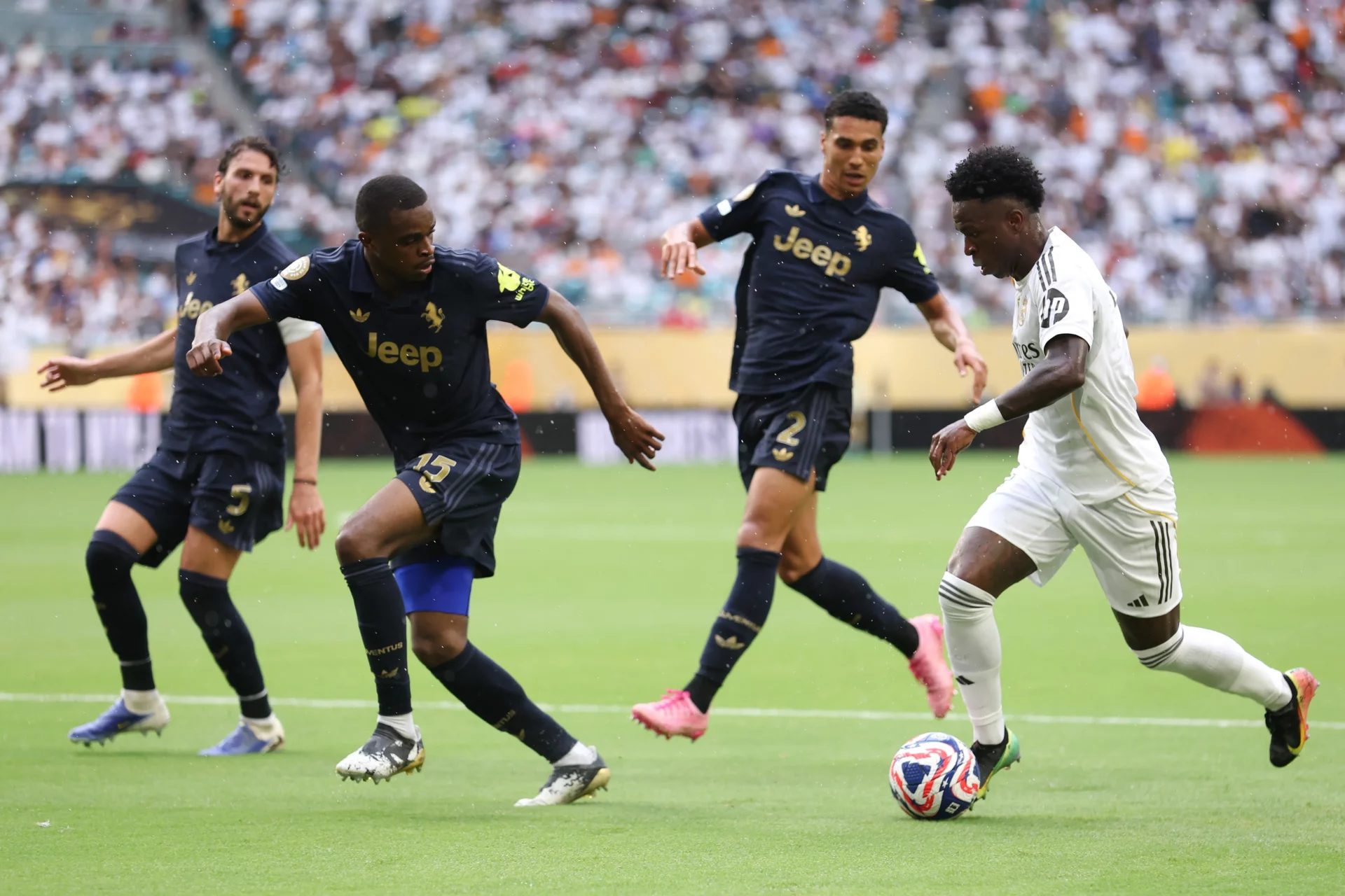 Vinicius encara a la defensa en el último partido entre Real Madrid y Juventus