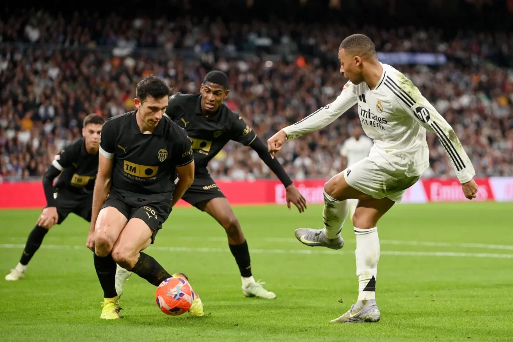 Mbappé centra durante el último partido entre Real Madrid y Valencia CF en el Santiago Bernabéu