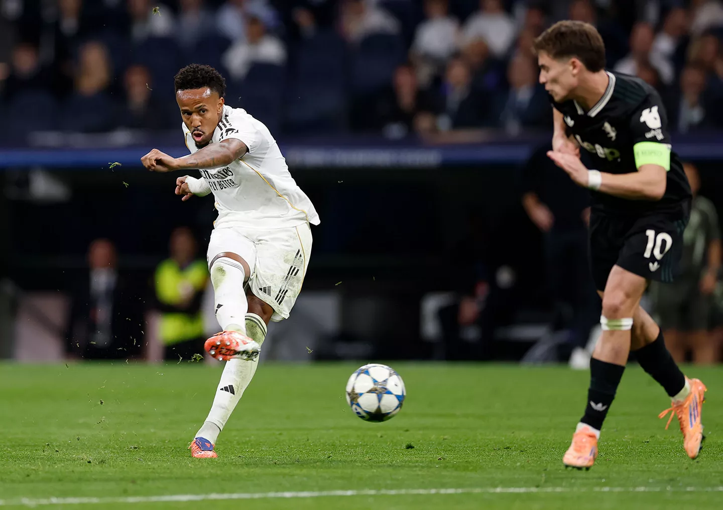 Eder Militao dispara a puerta durante el partido entre Real Madrid y Juventus en el Santiago Bernabéu