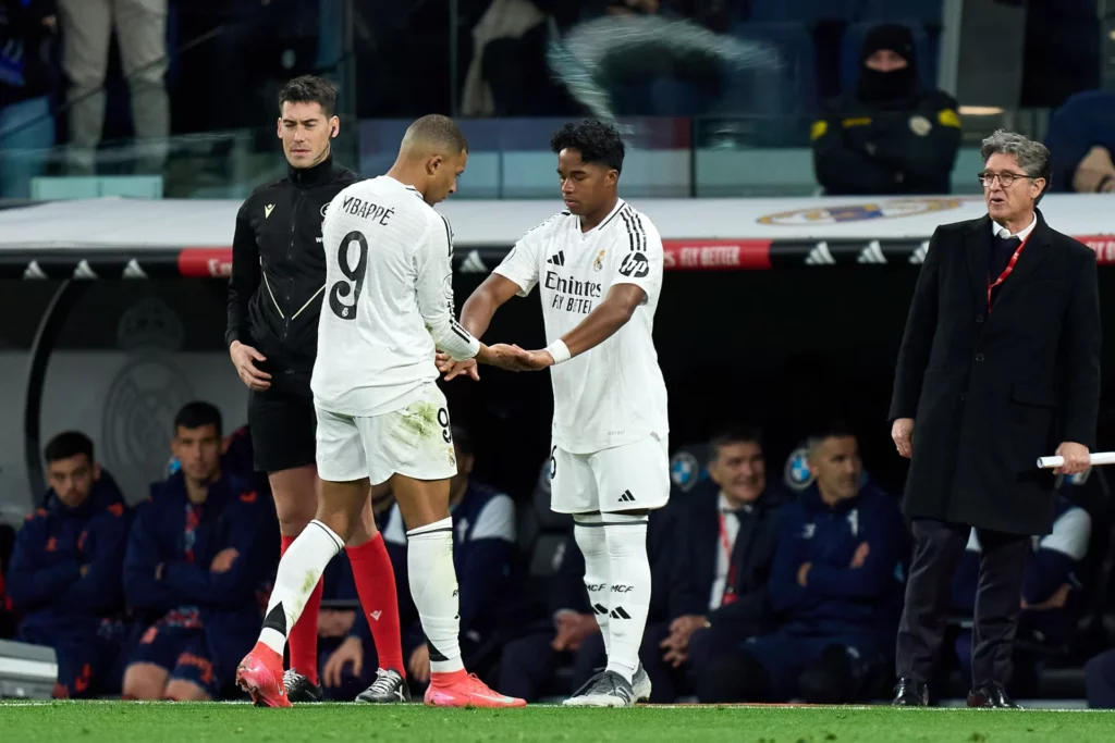 Endrick entra a un partido del Real Madrid sustituyendo a Mbappé.