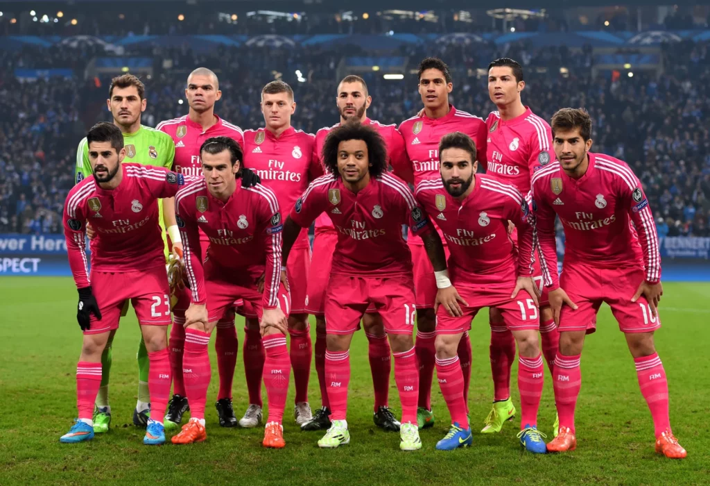 Los jugadores del Real Madrid posan con la equipación rosa antes de un partido en 2015