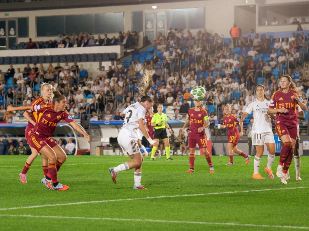 Eva Navarro cabecea a gol durante la victoria del Real Madrid Femenino contra la Roma.
