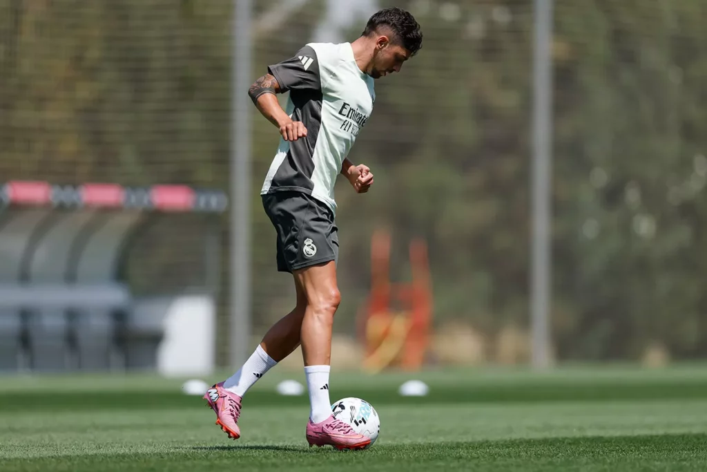 Fede Valverde entrena con el Real Madrid en Valdebebas