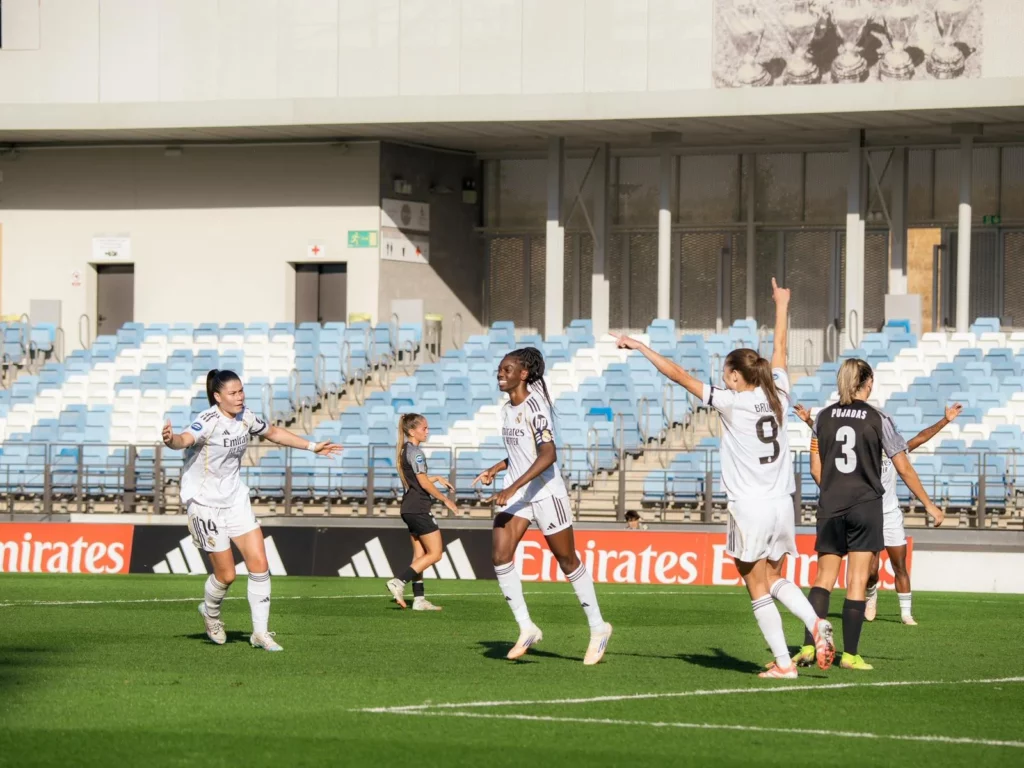 Naomie Feller celebra su gol antes de ser sustituida por lesión.