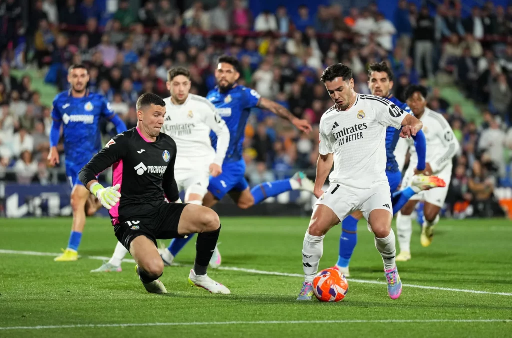 Brahim chuta contra David Soria en un Getafe - Real Madrid en el Coliseum.