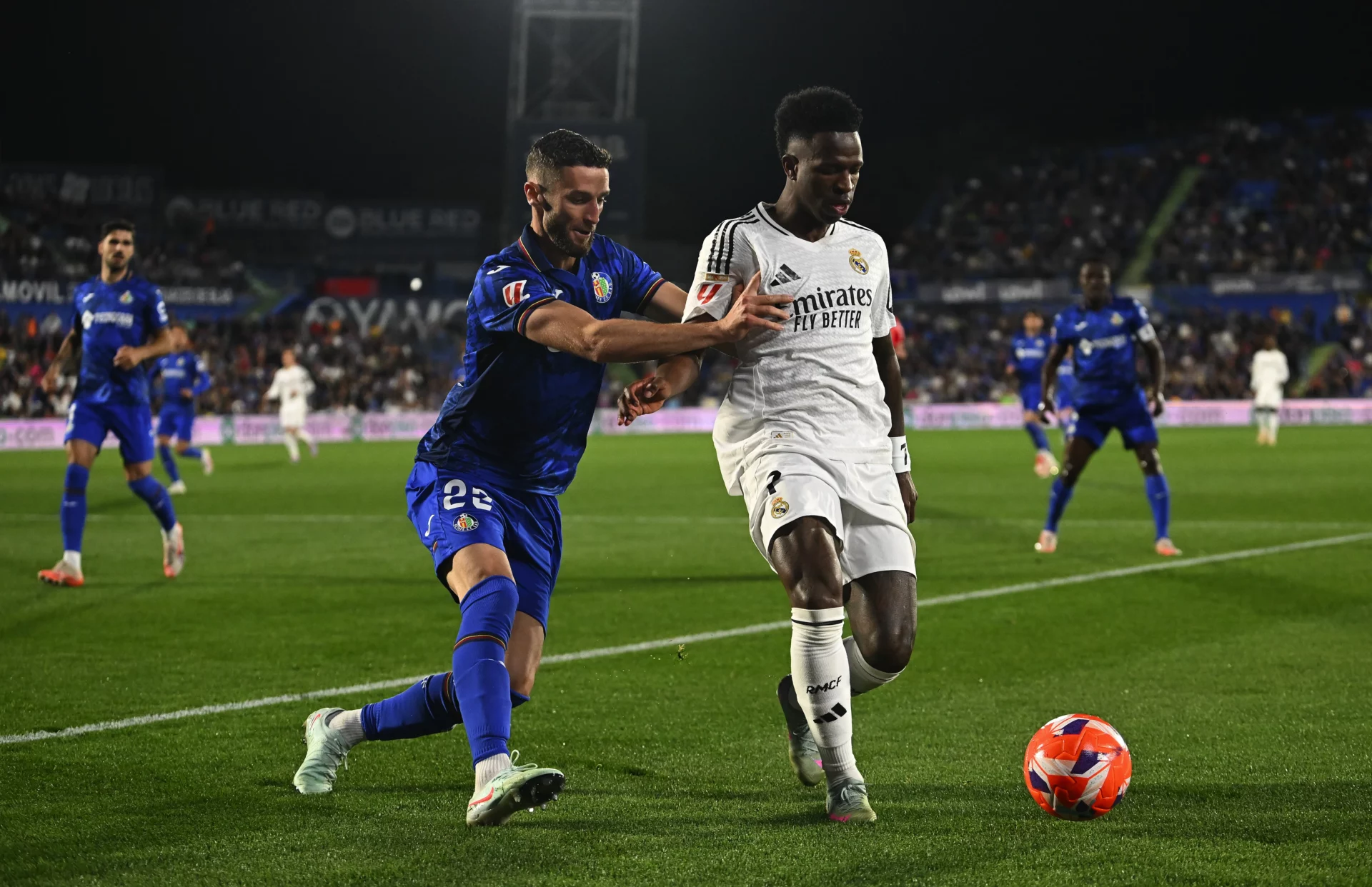 Duarte y Vinicius durante el último partido entre Getafe y Real Madrid en el Coliseum