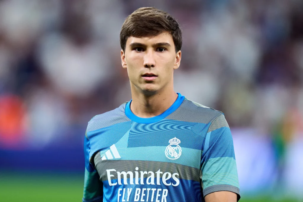 Gonzalo García calienta antes de un partido del Real Madrid