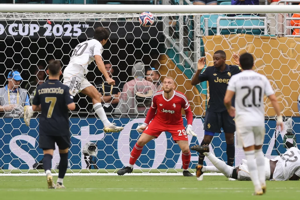 Gonzalo García cabecea el gol de la victoria del Real Madrid contra la Juventus en el Mundial de Clubes 2025.