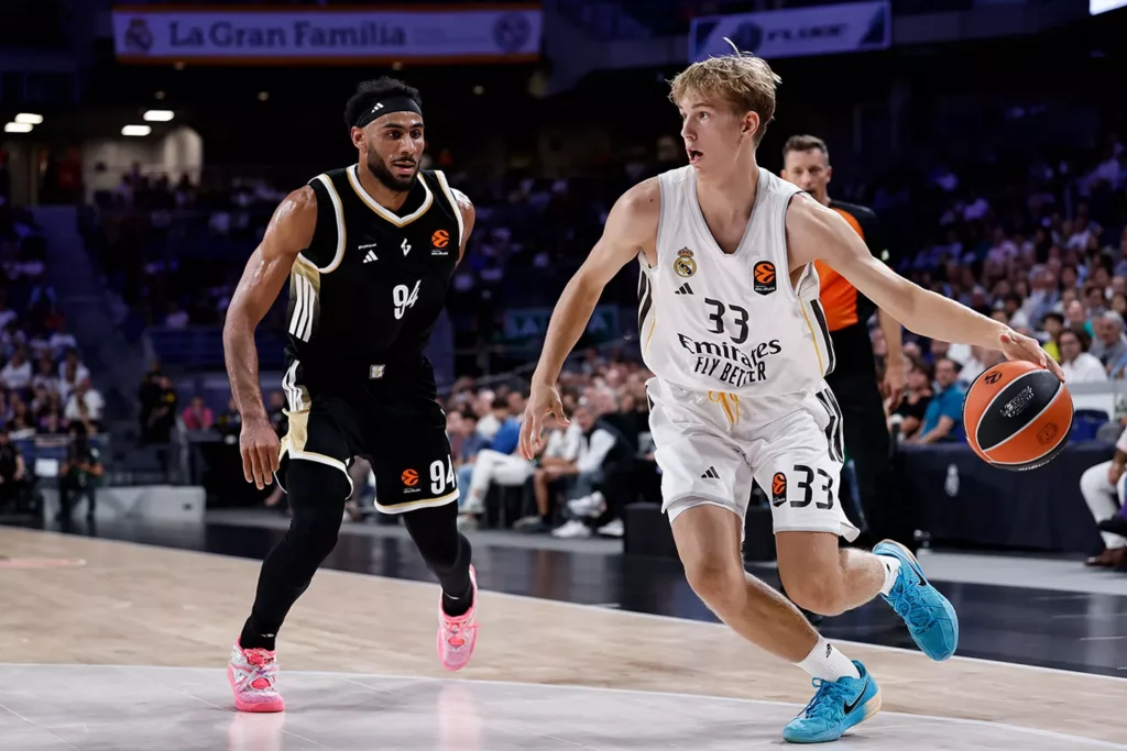 Grinvalds debuta con el Real Madrid Baloncesto en la Euroliga.