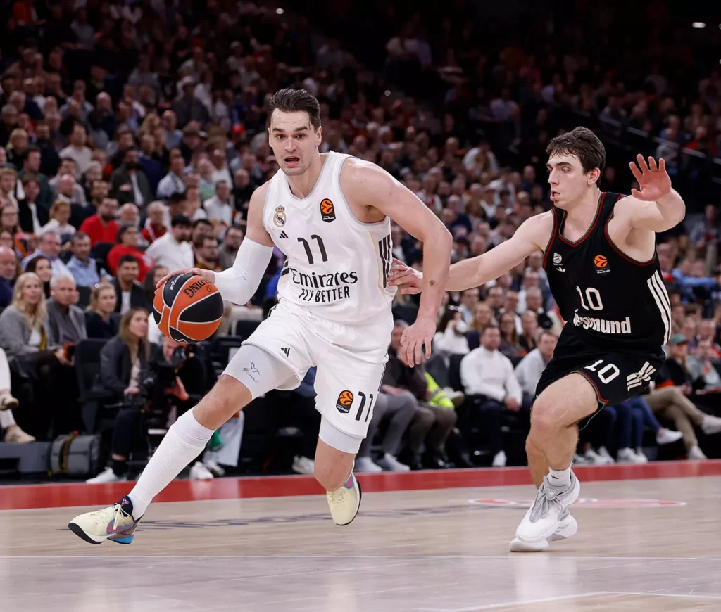 Mario Hezonja entra a canasta durante la derrota del Real Madrid contra el Bayern Múnich en Euroliga.