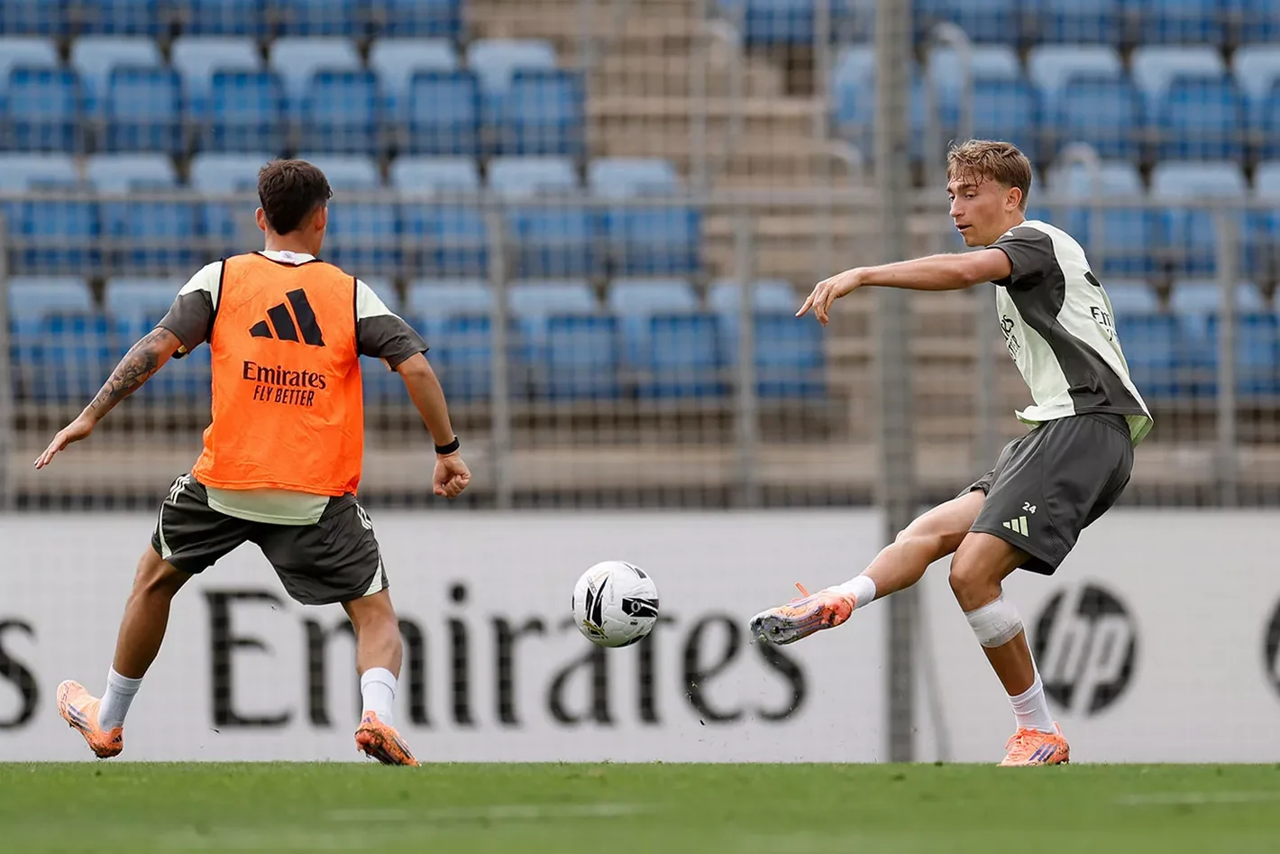 El Real Madrid prepara El Clásico con novedades: Huijsen, Carvajal, Trent y Ceballos Dean Huijsen, durante el entrenamiento del Real Madrid previo al Clásico.