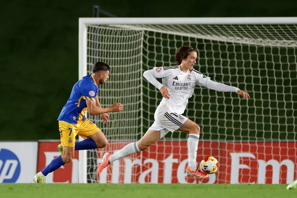Joan Martínez conduce el balón durante un partido del Real Madrid Castilla de Arbeloa