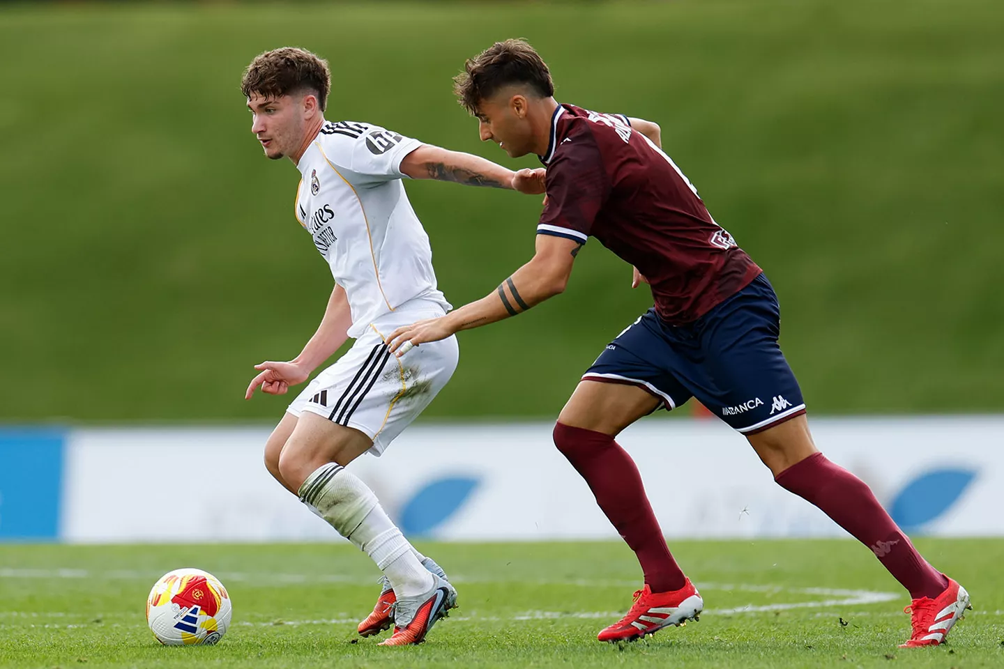 Jorge Cestero protege la pelota durante un partido del Real Madrid Castilla en el Alfredo Di Stéfano.
