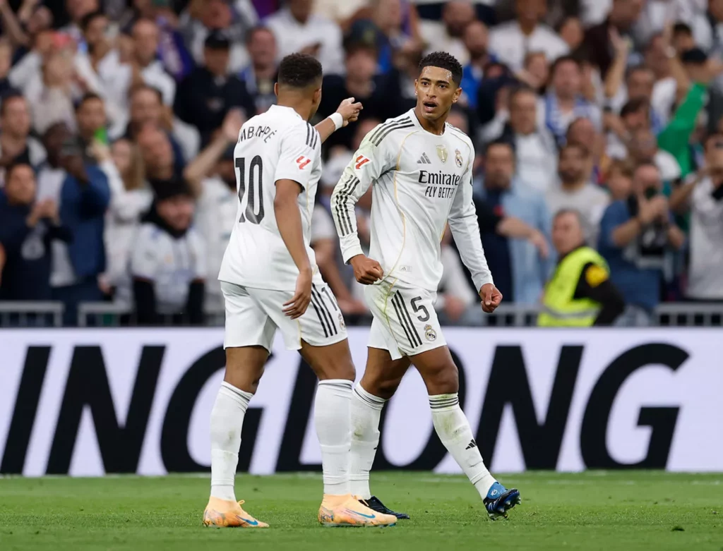 Kylian Mbappé señala a Jude Bellingham durante la celebración del Real Madrid en El Clásico.