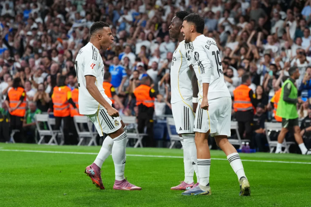 Los jugadores del Real Madrid celebran y se colocan líderes antes del parón de selecciones