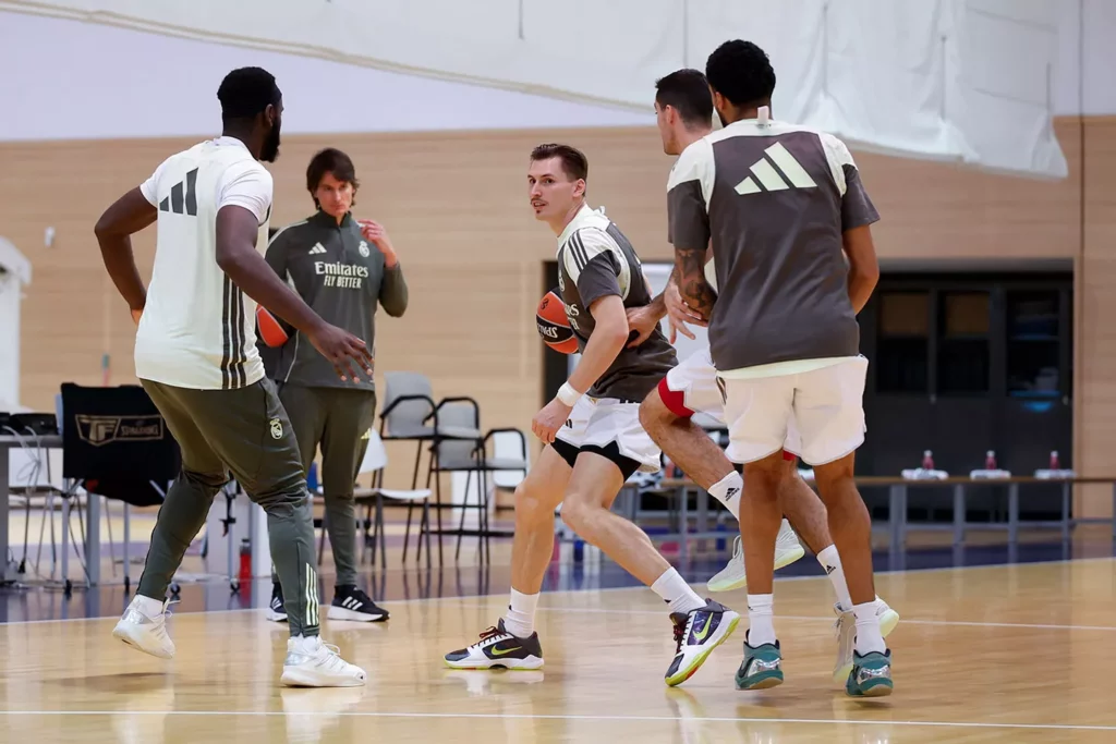 David Kramer, durante el entrenamiento del Real Madrid antes de viajar a Múnich