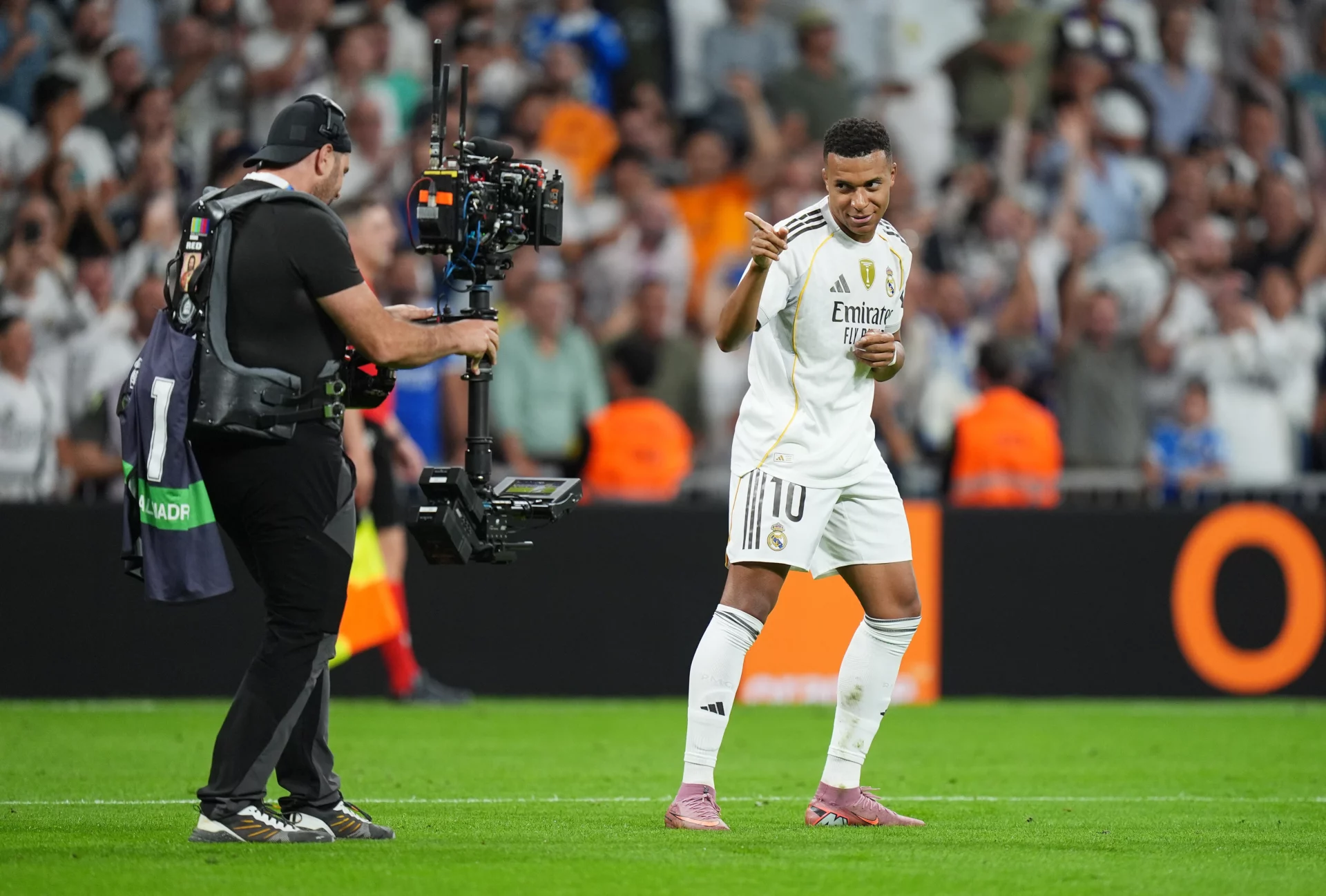 Kylian Mbappé celebra uno de sus goles con el Real Madrid frente a la cámara