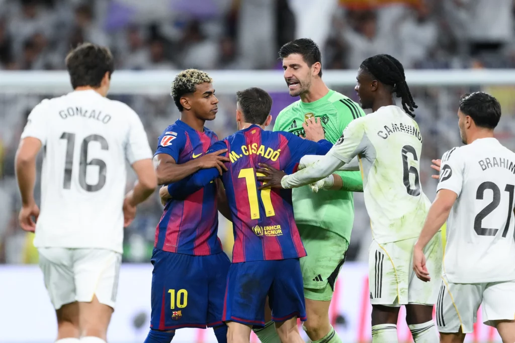 Courtois se encara con Lamine Yamal tras El Clásico en el Bernabéu.