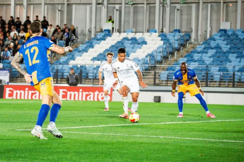 Loren Zúñiga marca durante el partido contra el Real Avilés.