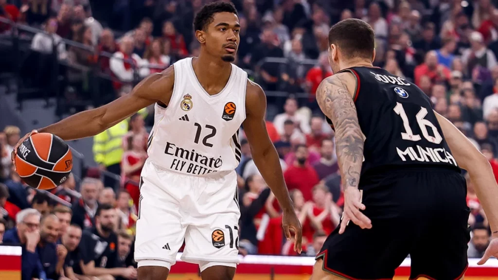 Maledon bota el balón ante Jovic durante la derrota del Real Madrid frente al Bayern Múnich en Euroliga