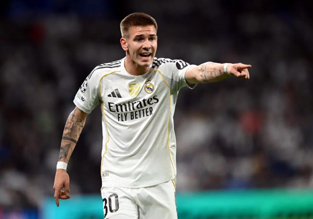 Franco Mastantuono demuestra su personalidad dando órdenes a sus compañeros del Real Madrid