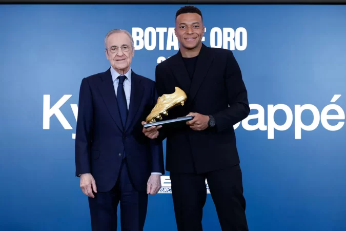Mbappé ya tiene su Bota de Oro: «Espero ganarla de nuevo el próximo año» Mbappé ya tiene su Bota de Oro: «Espero ganarla de nuevo el próximo año»