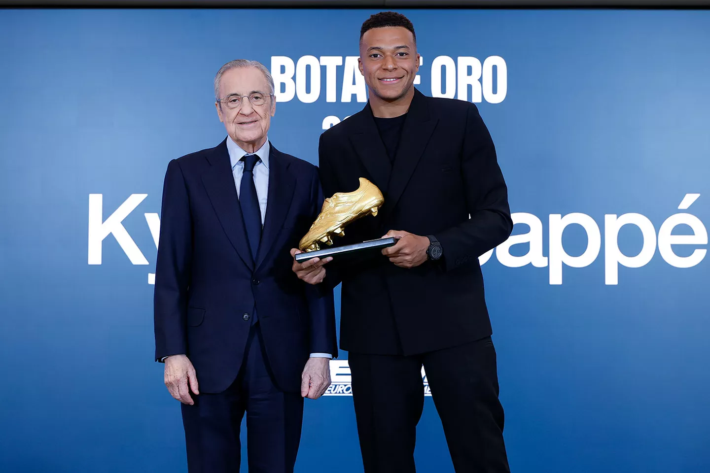 Mbappé ya tiene su Bota de Oro: «Espero ganarla de nuevo el próximo año» Kylian Mbappé y Florentino Pérez posan con la Bota de Oro 2024-25.