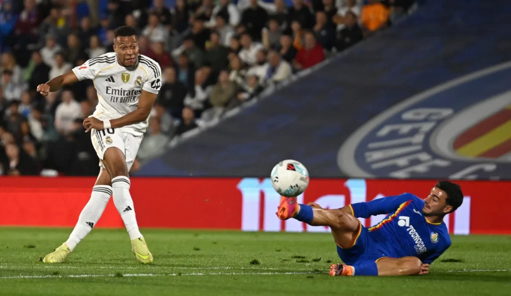 Juan Iglesias trata de bloquear el disparo de Mbappé durante el Getafe 0-1 Real Madrid
