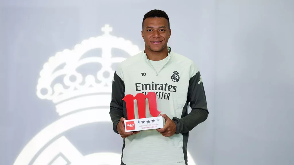 Mbappé posa con el premio al mejor jugador del mes de septiembre de 2025 en el Real Madrid