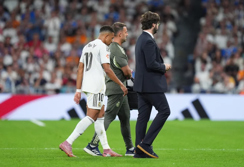 Mbappé se marcha lesionado con los médicos del Real Madrid