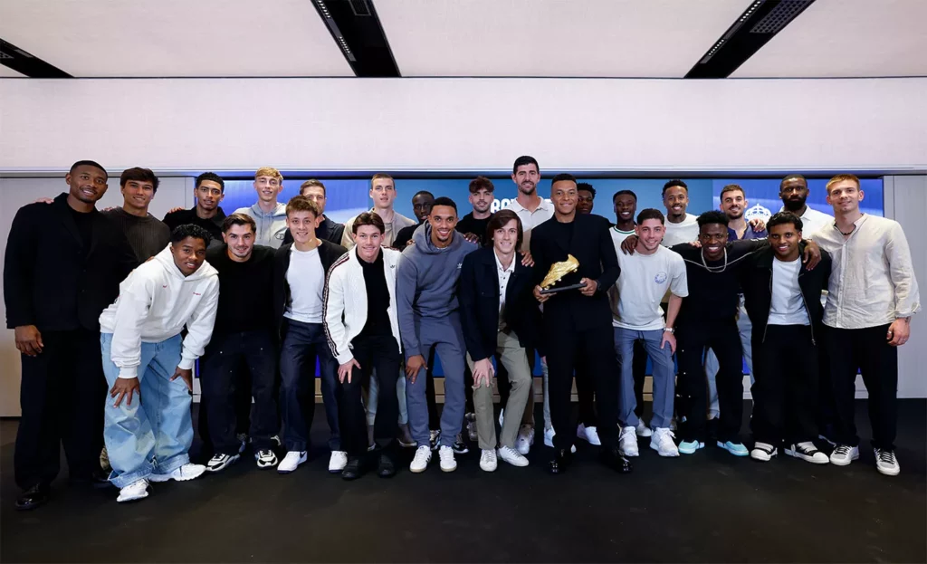 Mbappé posa con sus compañeros del Real Madrid con la Bota de Oro