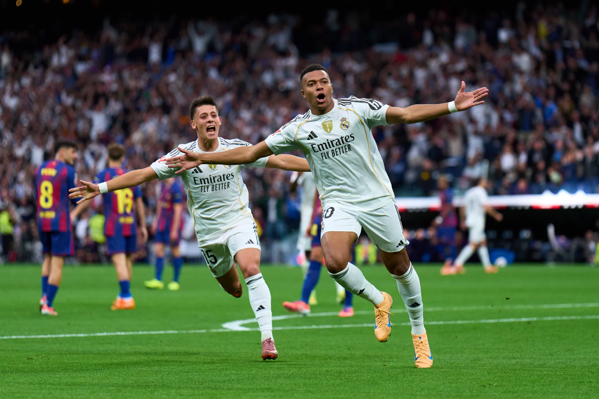 Mbappé le coge la matrícula al Barça Kylian Mbappé celebra su gol en el Clásico disputado en el Santiago Bernabéu