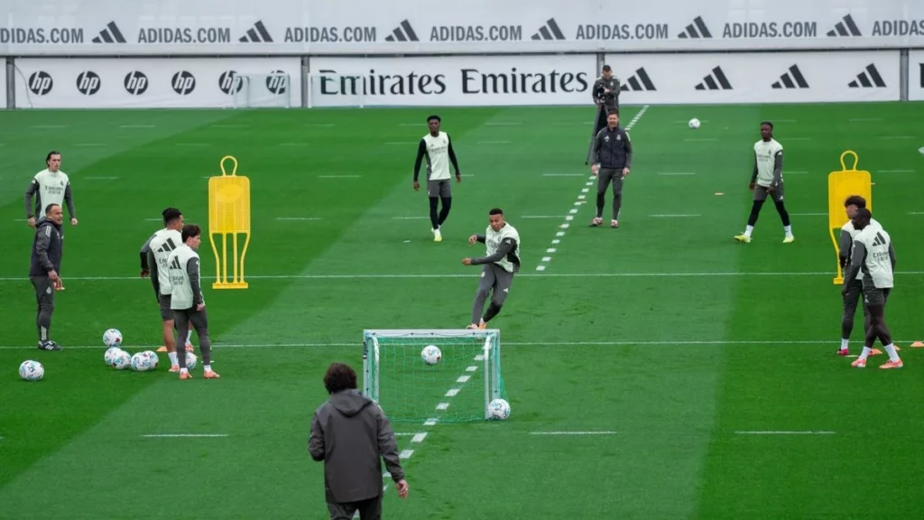 Kylian Mbappé dispara a portería durante el entrenamiento del Real Madrid antes de jugar contra el Valencia