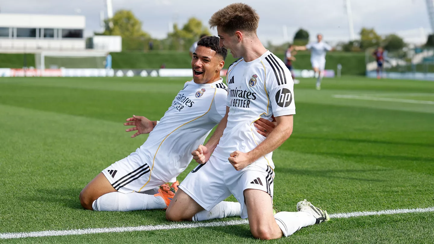 Los jugadores del Real Madrid Castilla celebran un gol antes de visitar al Ourense.