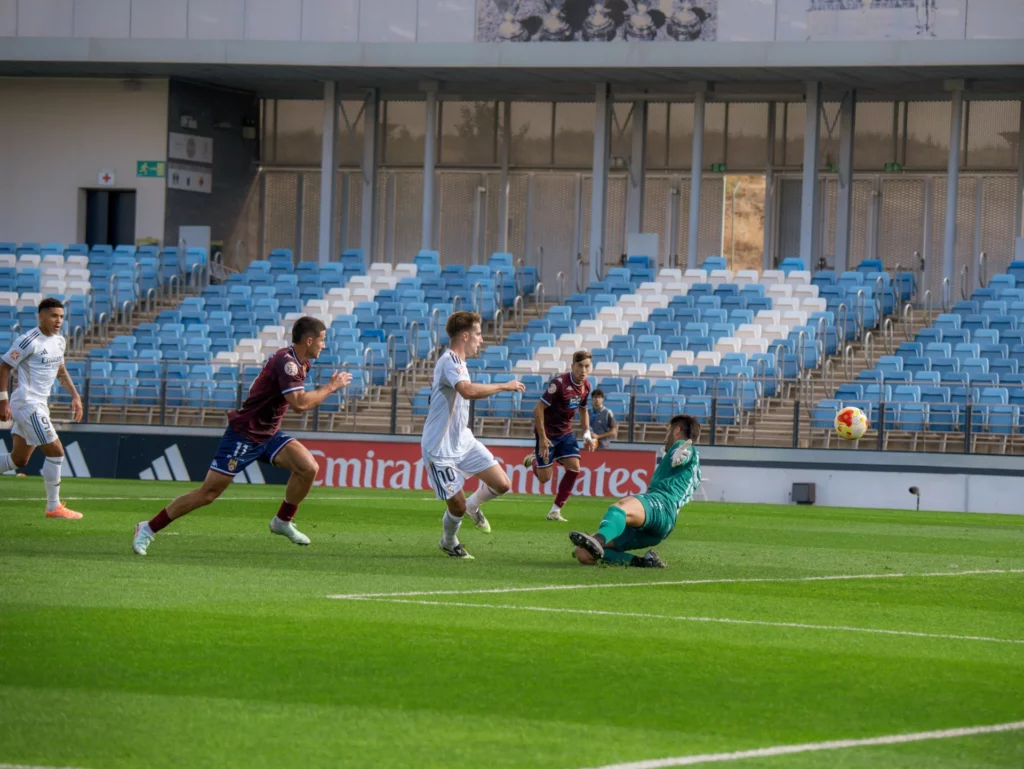 César Palacios supera al portero del Pontevedra para marcar el gol del triunfo del Real Madrid Castilla