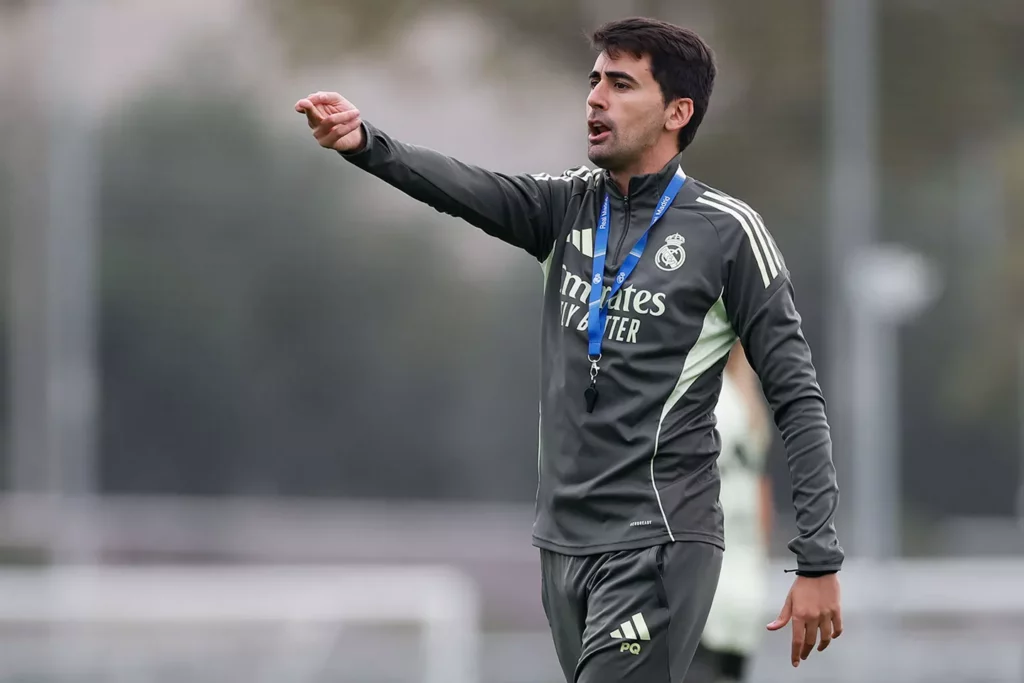 Pau Quesada da órdenes durante el último entrenamiento del Real Madrid antes de jugar contra el Espanyol