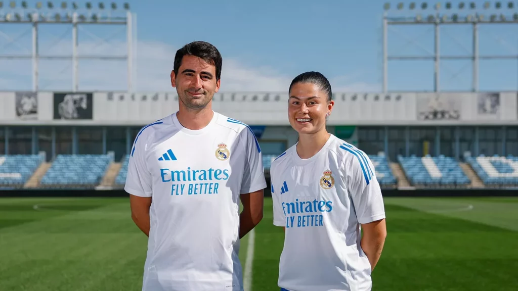 Pau Quesada y María Méndez posan en el Alfredo Di Stéfano durante la previa del Real Madrid - AS Roma