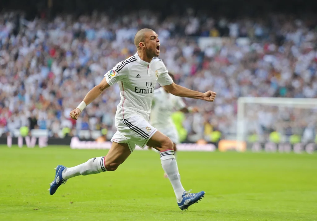 Pepe celebra después de marcar un gol con el Real Madrid al Barcelona