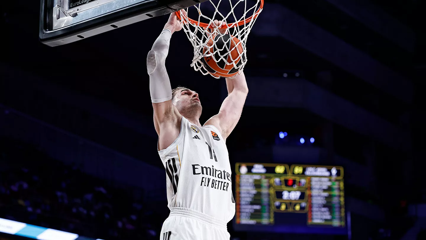 Hezonja machaca el aro durante un partido del Real Madrid Baloncesto