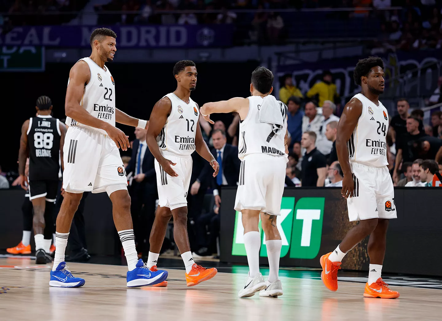 Los jugadores del Real Madrid se saludan durante su último partido de Euroliga.
