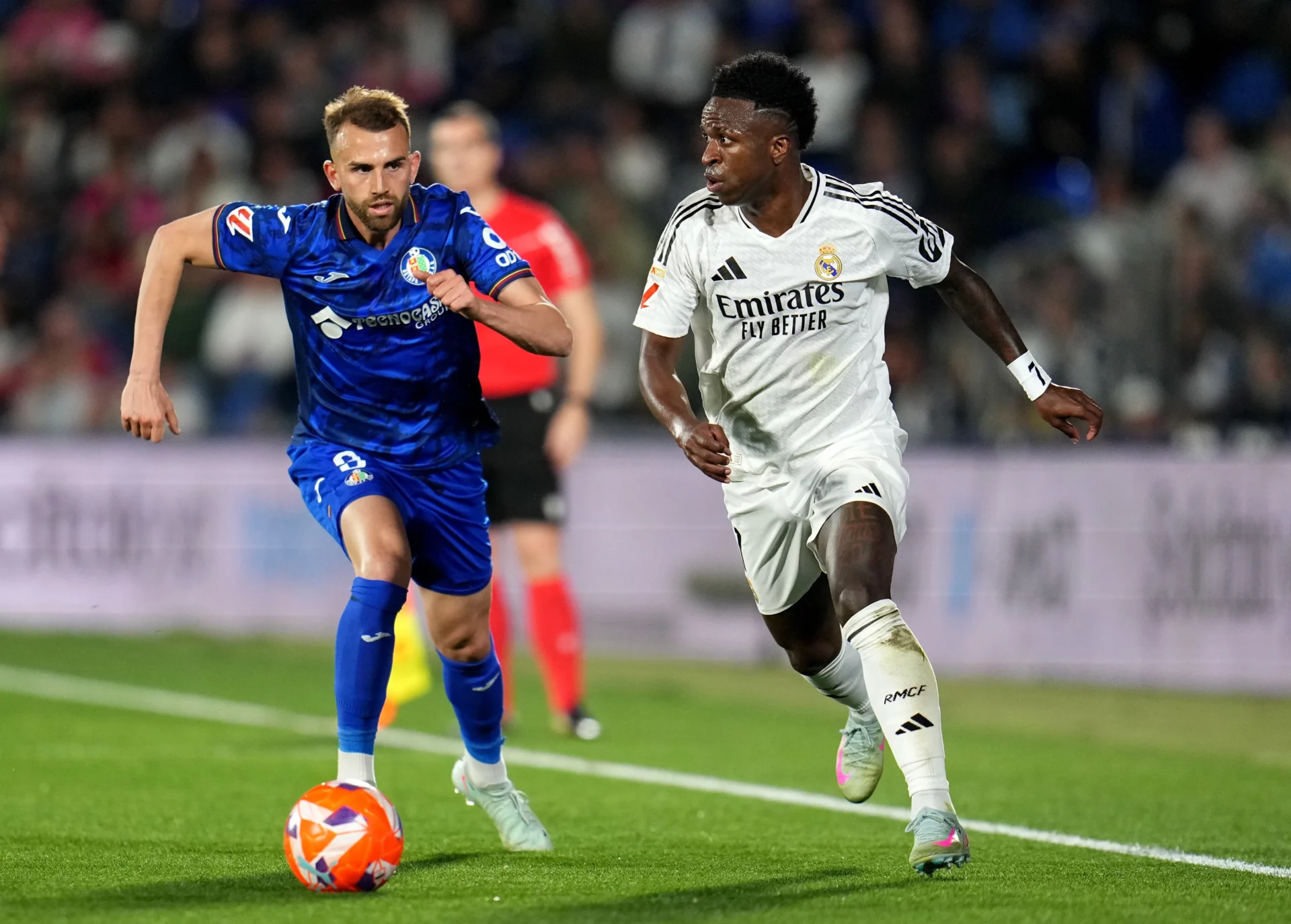 Vinicius y Borja Mayoral luchan por la pelota en el último enfrentamiento entre Getafe y Real Madrid