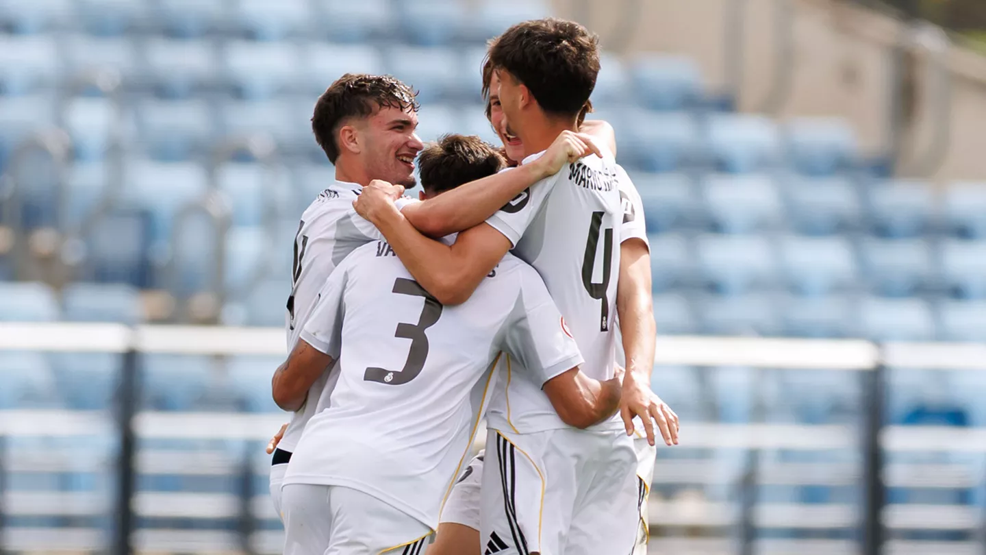 Previa Real Madrid Castilla – Real Avilés: A la caza de los puestos de playoff Los jugadores del Real Madrid Castilla celebran un gol antes de jugar contra el Real Avilés
