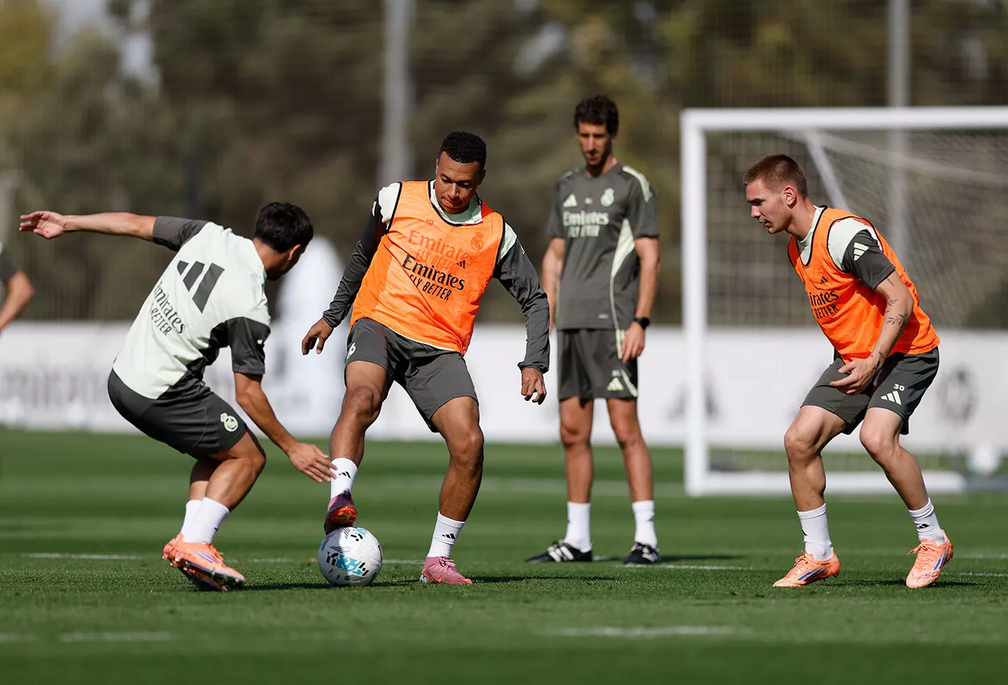 Los jugadores del Real Madrid se entrenan en la previa del partido de LaLiga ante el Villarreal