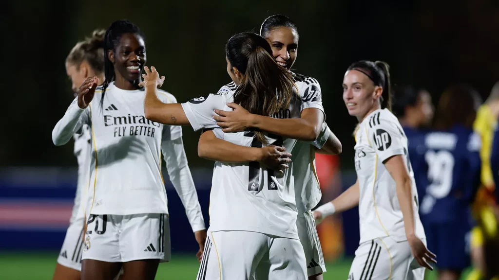 Las jugadoras del Real Madrid Femenino celebran la victoria en París contra el PSG.