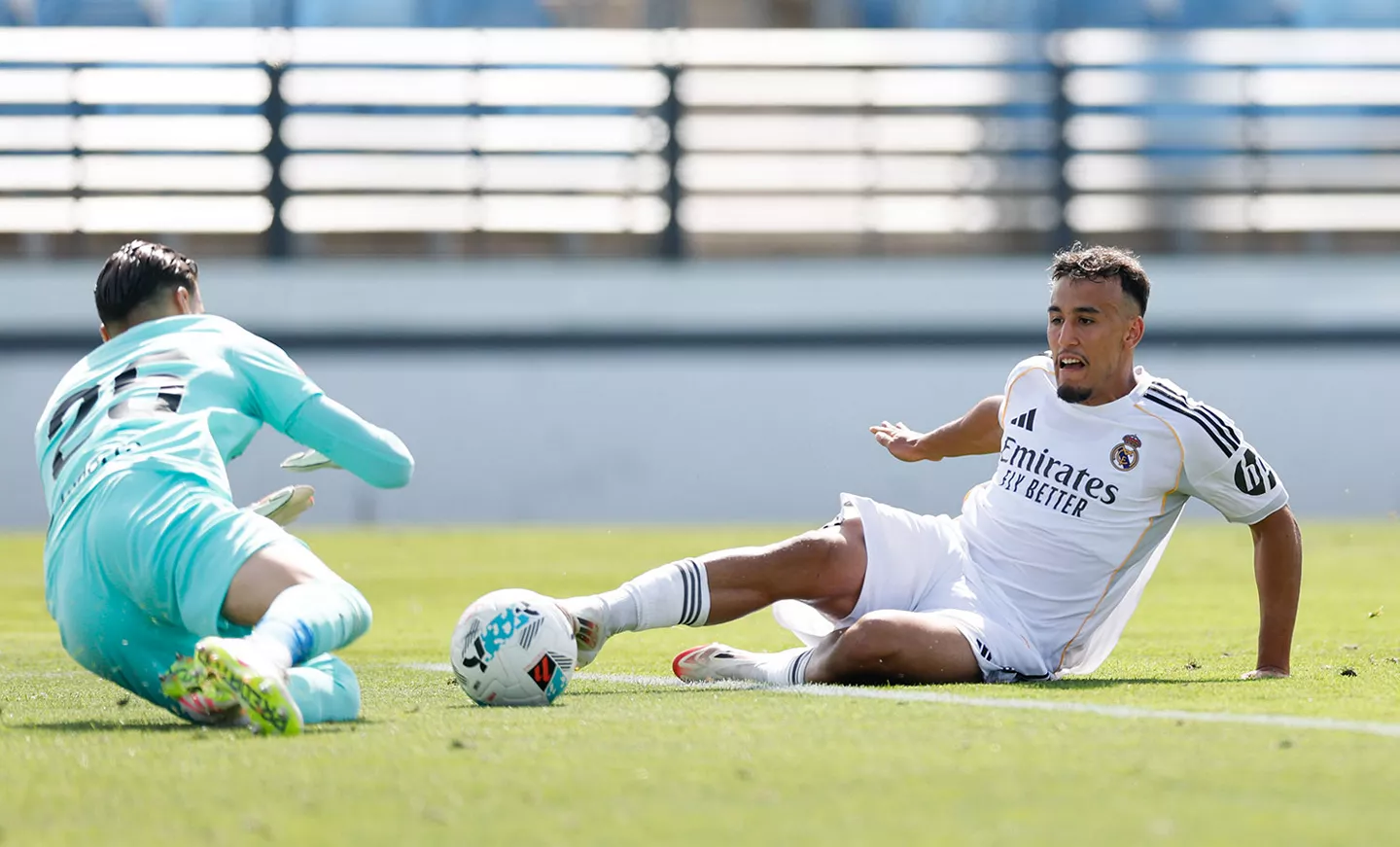 Rachad Fettal lucha por la pelota en un partido de pretemporada del Real Madrid Castilla.