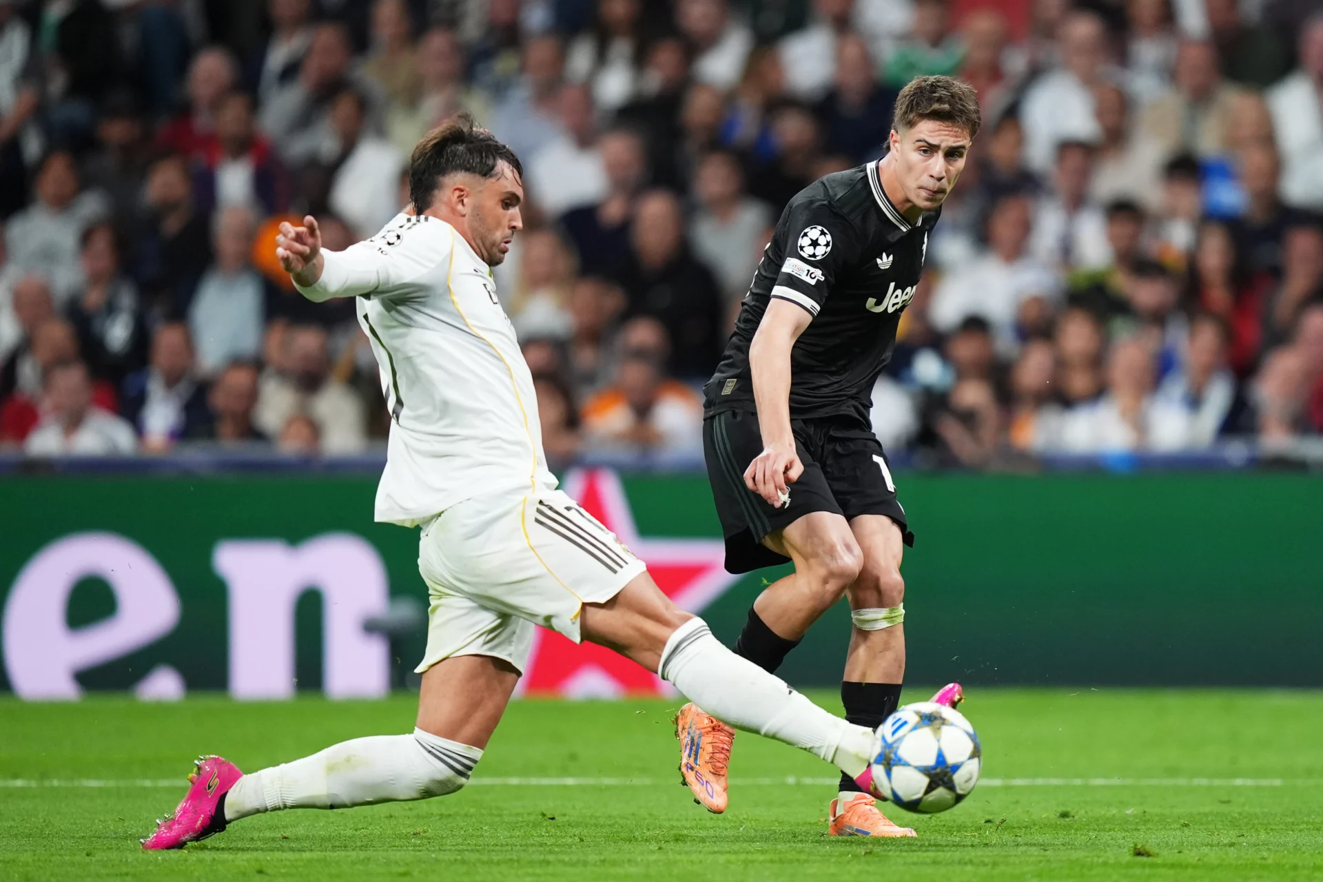 Raúl Asencio trata de interceptar el centro de Yildiz en el partido Real Madrid - Juventus