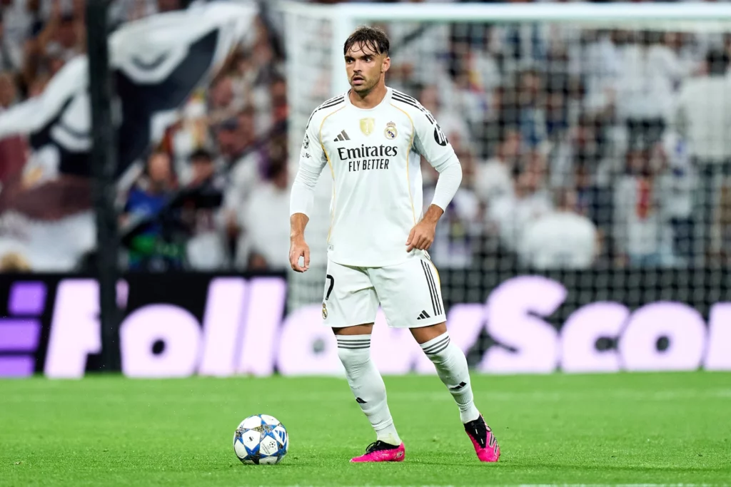 Raúl Asencio, durante un partido de Champions con el Real Madrid en el Santiago Bernabéu