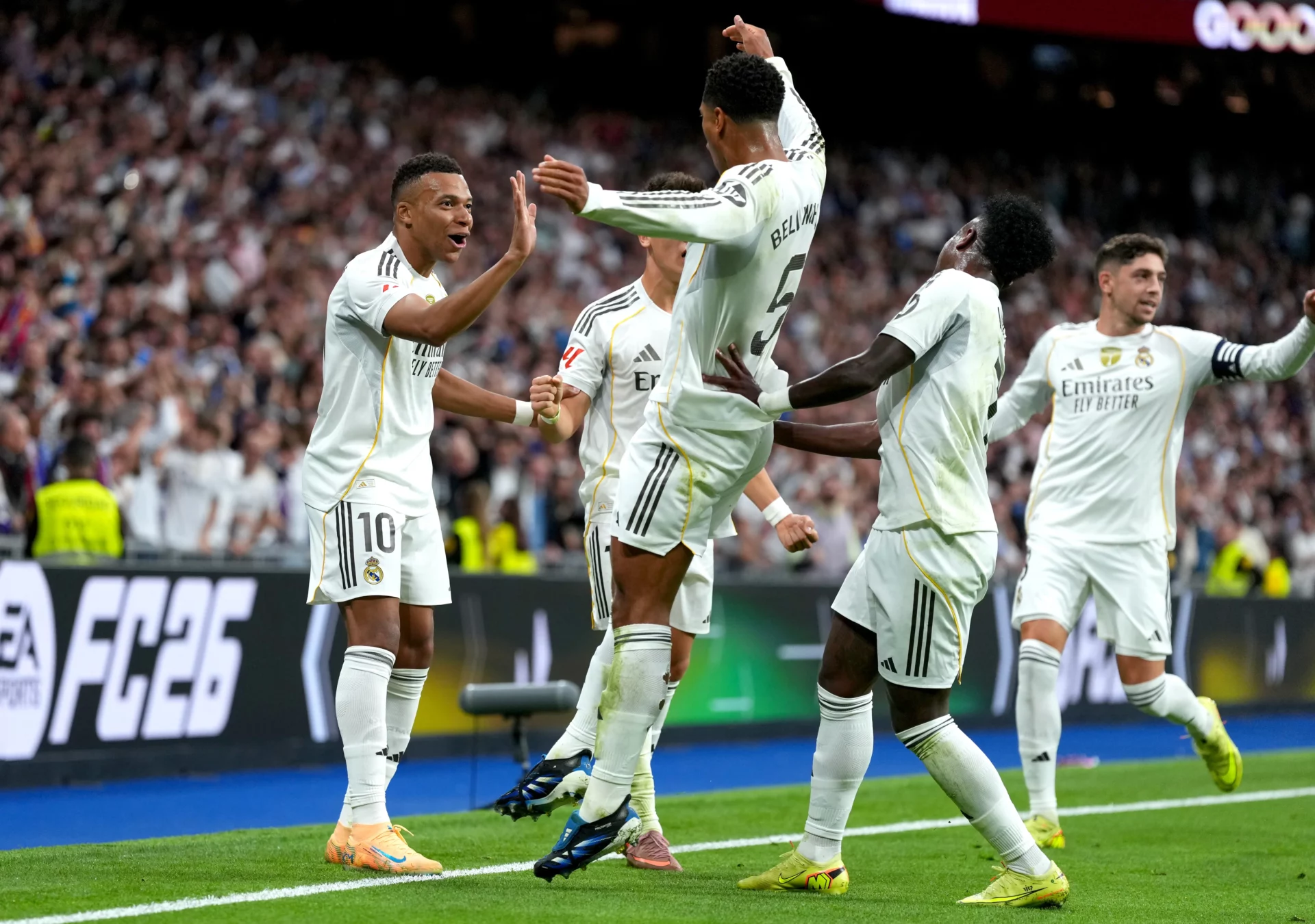 Real Madrid 2-1 FC Barcelona: Jaque mate Los jugadores del Real Madrid celebran uno de sus goles contra el FC Barcelona