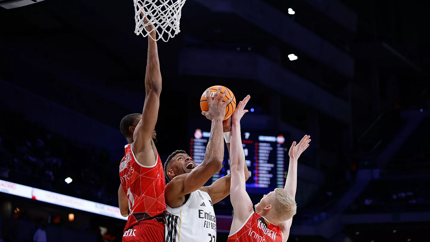 Real Madrid 87-75 Manresa: Tavares domina en una victoria de récord Tavares lanza a canasta en la victoria del Real Madrid ante Manresa