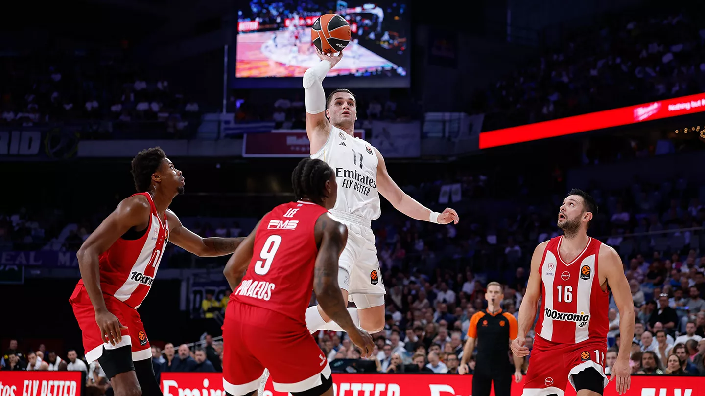 Hezonja lanza a canasta durante la victoria del Real Madrid Baloncesto ante el Olympiacos BC en la Euroliga